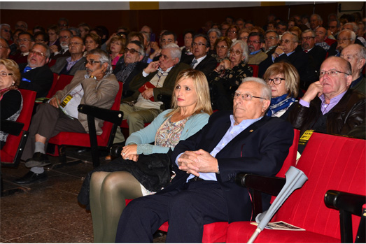 La regidora Cèlia Treserres i Baltasar Virgili, president de l'associació de Jubilats i Pensionistes de Roda de Berà.