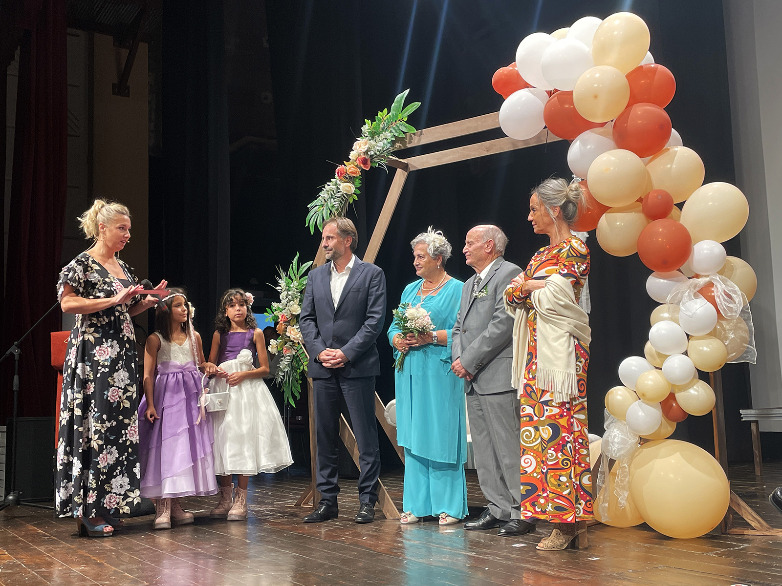 Quinze parelles de Roda de Berà celebren 50 anys d’amor al Casino Municipal