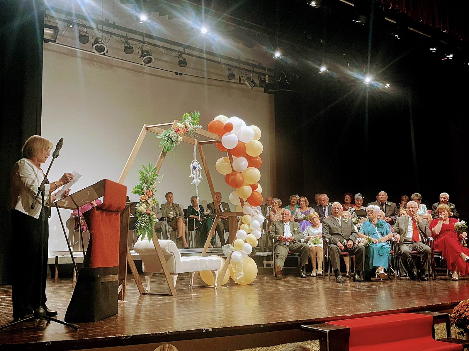 Quinze parelles de Roda de Berà celebren 50 anys d’amor al Casino Municipal