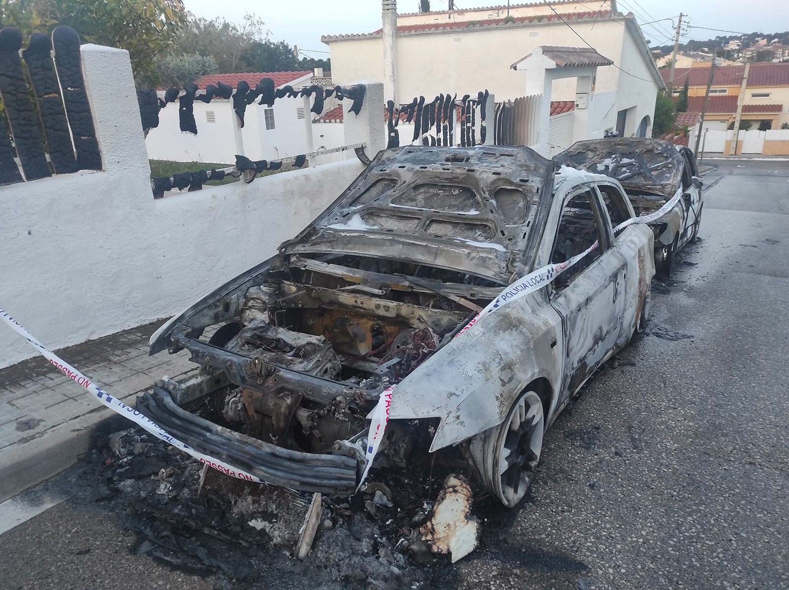 La Policia Local investiga l’incendi de dos vehicles