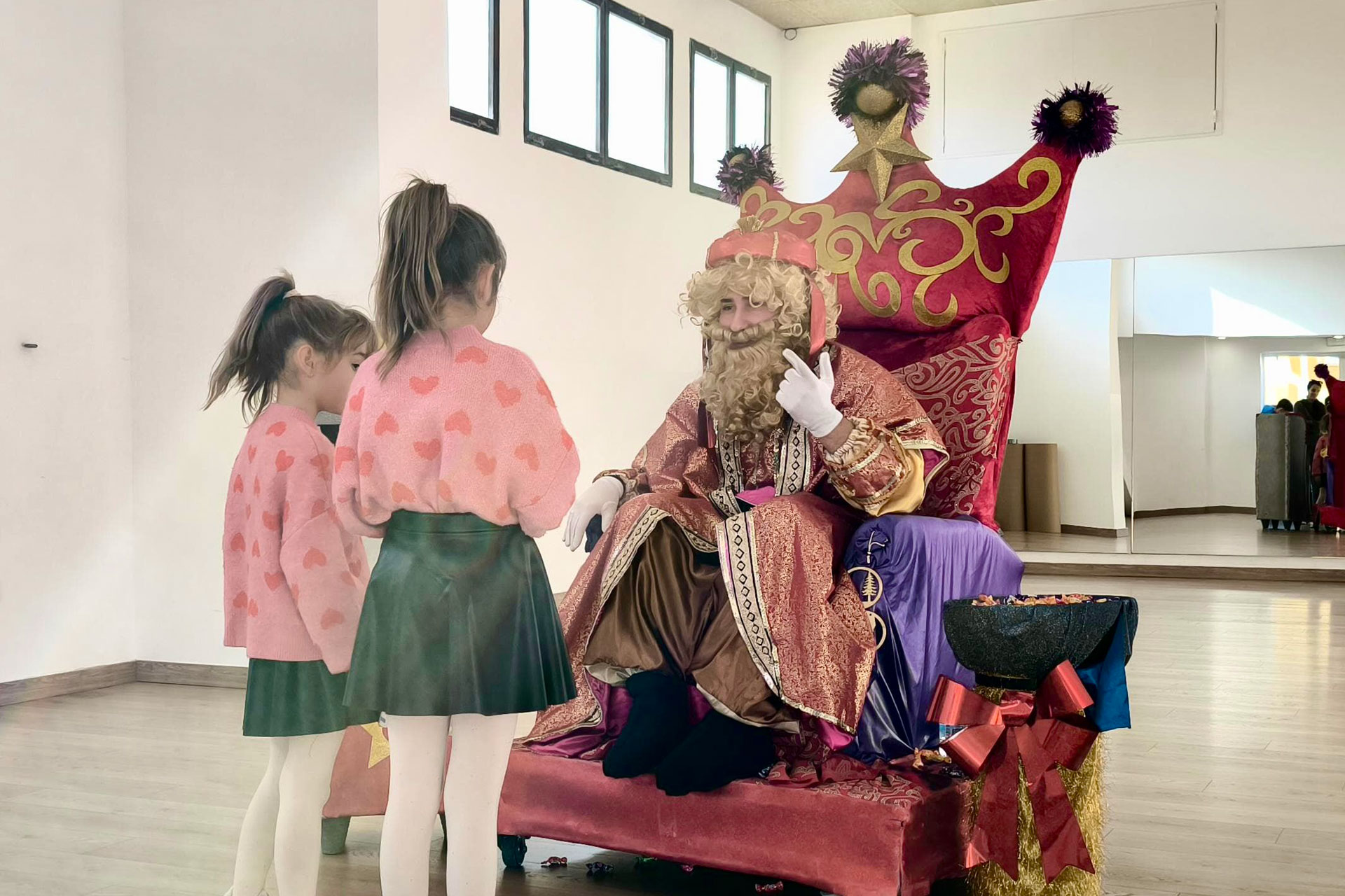 Més de 250 persones troben el Patge Reial a través d’un divertit joc de pistes 