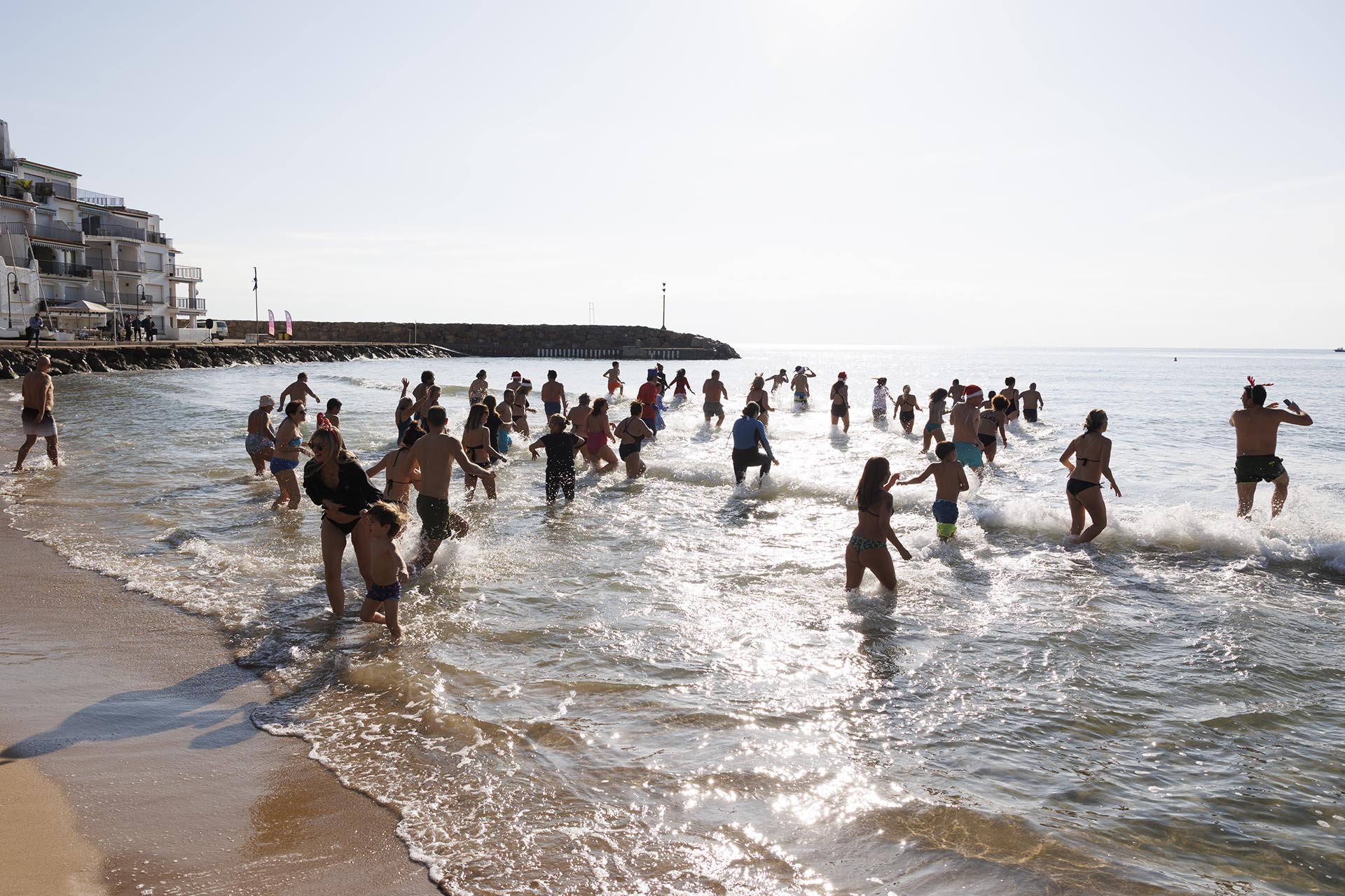 El Primer Bany de l’Any reuneix una setantena de persones a la platja Punta d’en Guineu per donar la benvinguda al 2026
