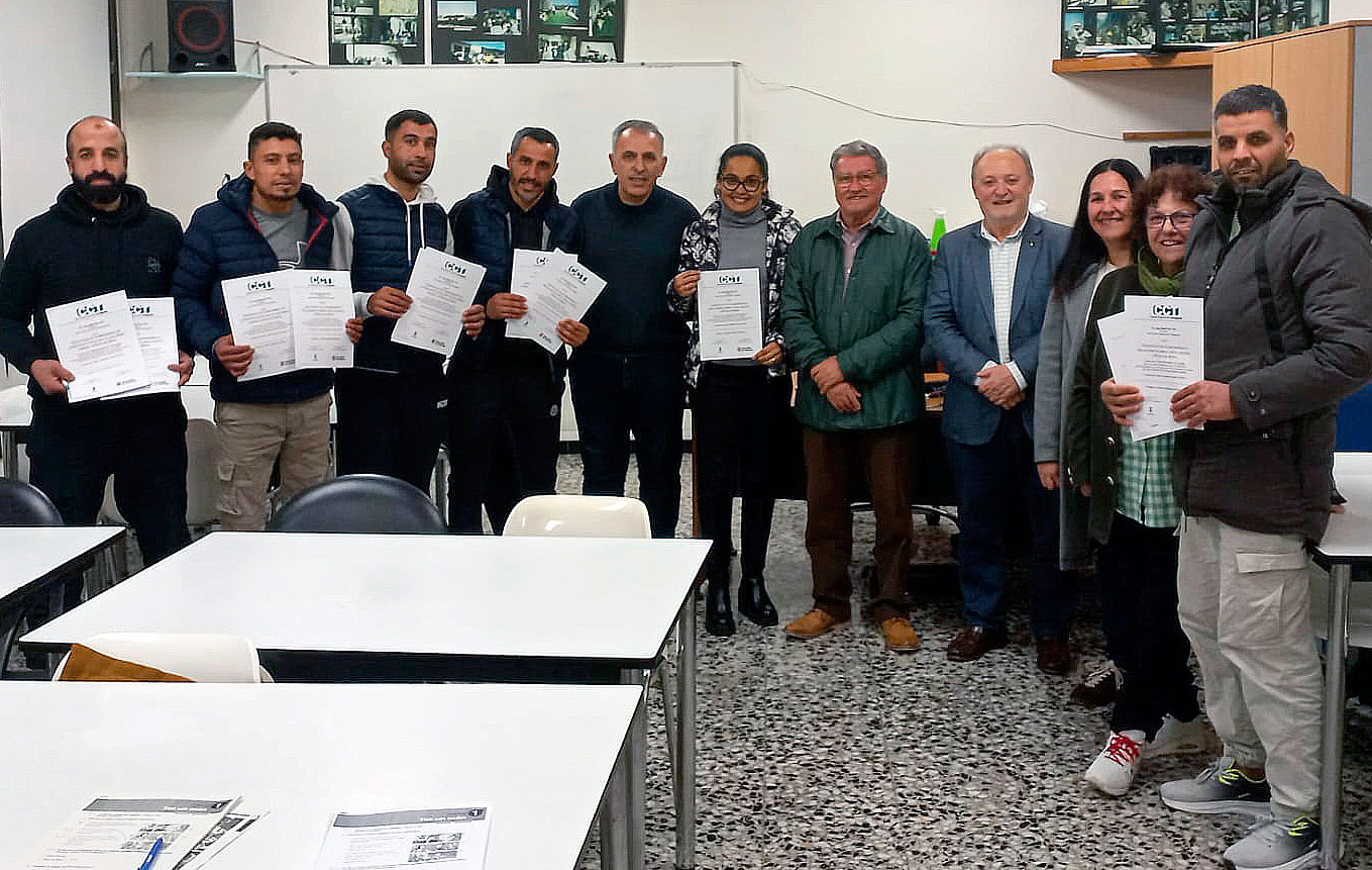L’alumnat del Servei d’Acollida rep els certificats dels cursos impartits a l’Escola d’Adults Municipal