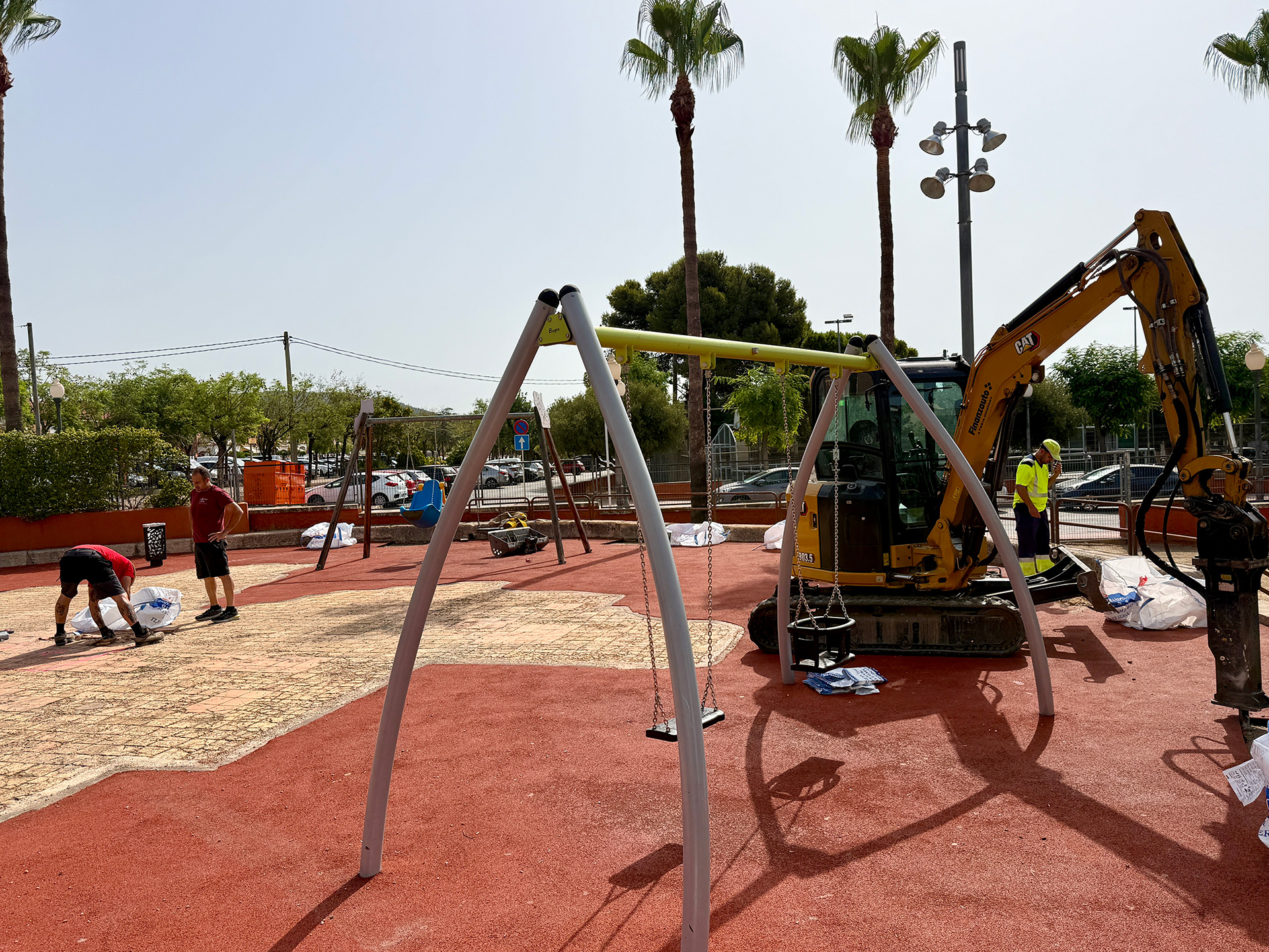 Comencen els treballs per instal·lar una gran vela d'ombra al parc de l'Era del Gassó