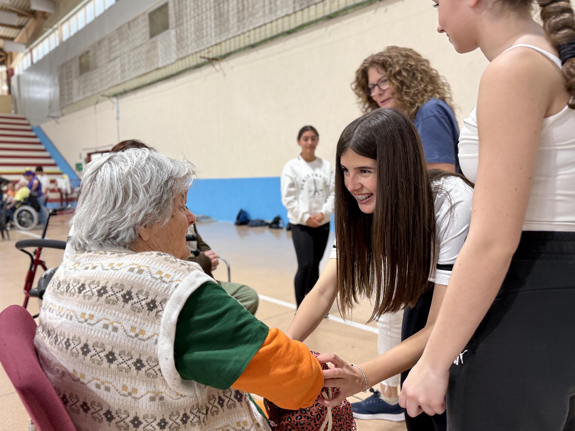 La 2a Jornada Intergeneracional uneix diferents generacions al pavelló municipal